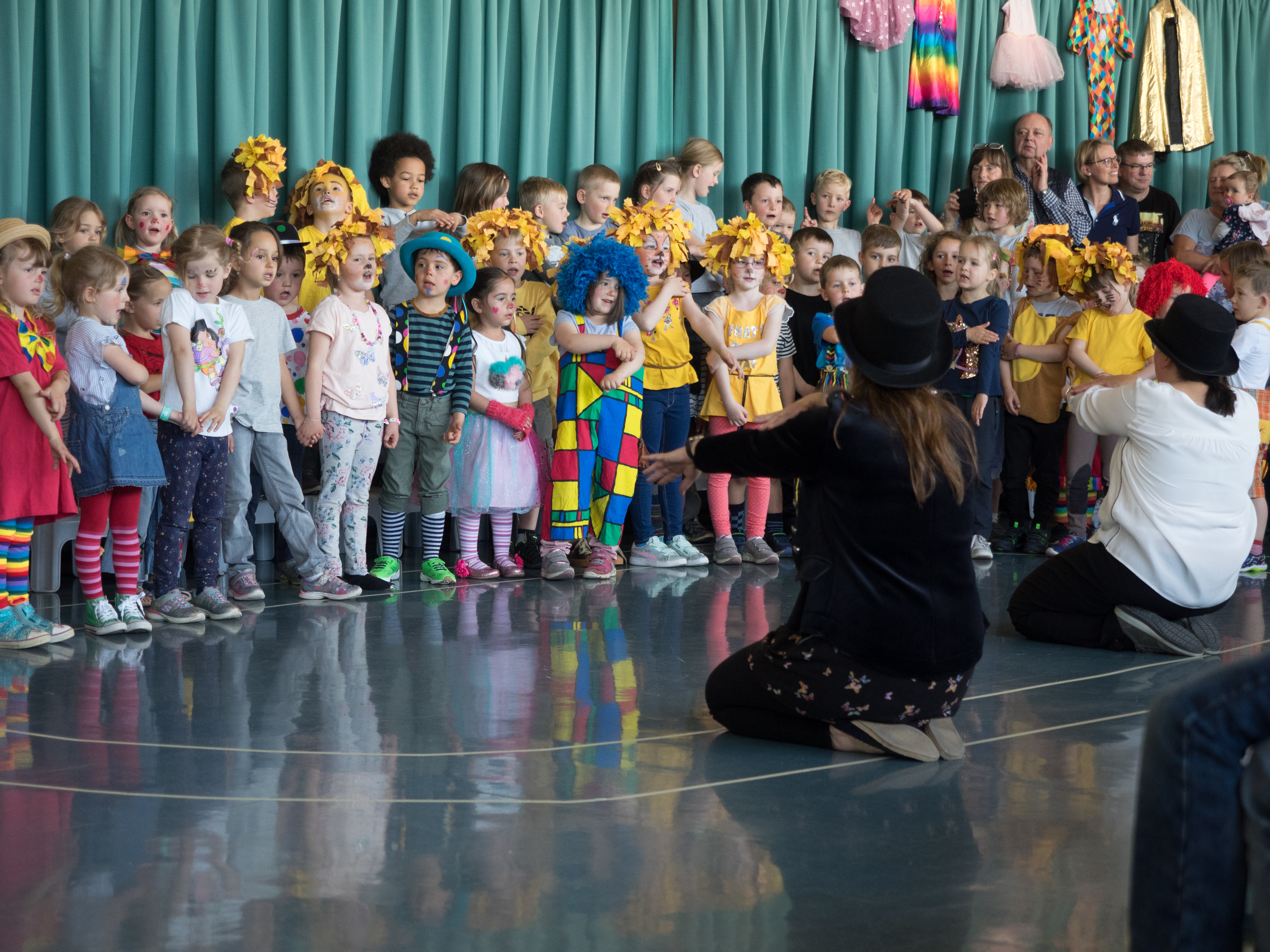 Gruppe Kinder bei einer Vorführung der MFE zum Infotag